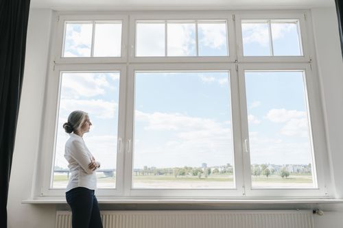 Anthrazitfarbene Fenster an einem modernen Einfamilienhaus