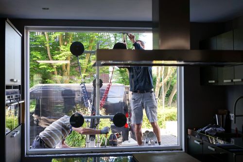 Ausgebautes altes Fenster neben der leeren Maueröffnung