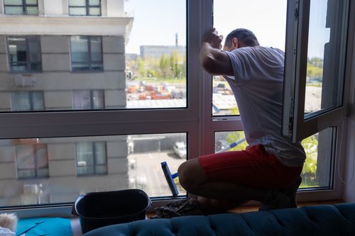Weißes Kunststofffenster mit Dreh-Kipp-Beschlag in einer hellen Wohnung